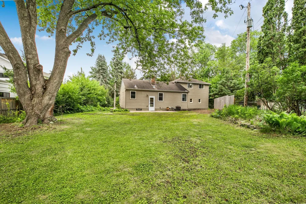 10206 Lakeview Drive W Minnetonka, MN 55305