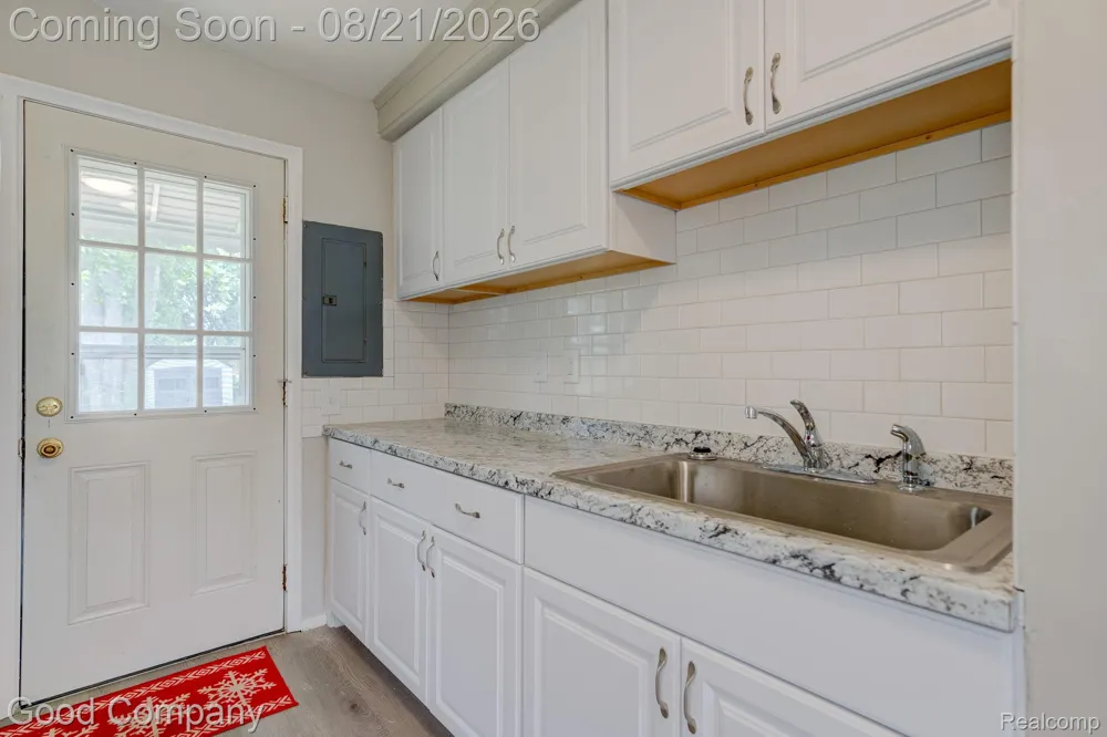 27699 Brettonwoods Street Madison Heights City, MI 48071