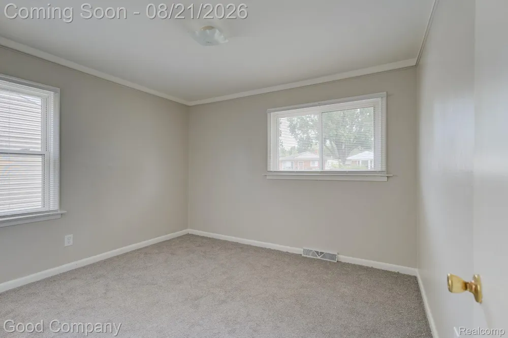 27699 Brettonwoods Street Madison Heights City, MI 48071