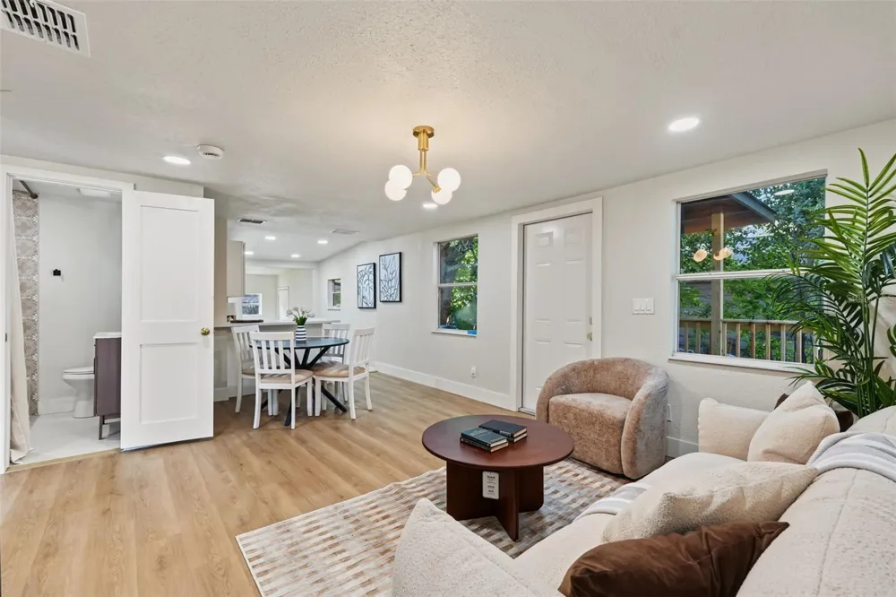 8713 EDISON AVENUE Tampa, FL 33604