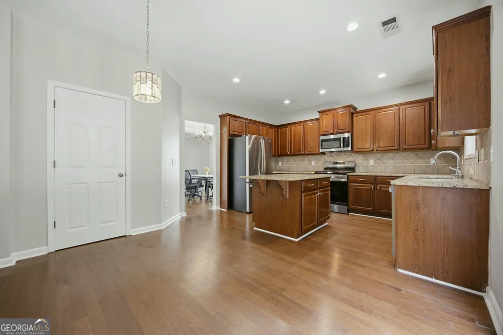 560 Crestmont LN Canton, GA 30114