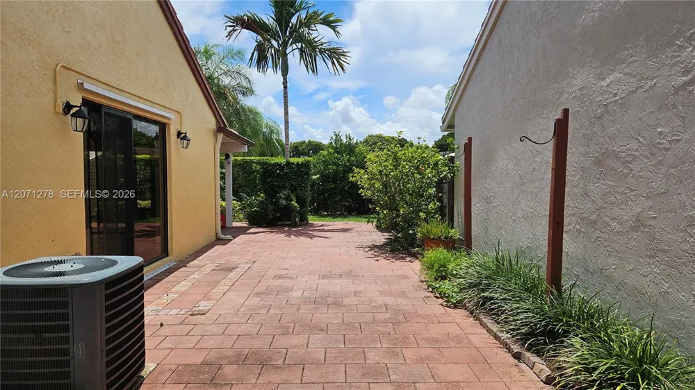 7142 SW 103rd Ct Cir Miami, FL 33173