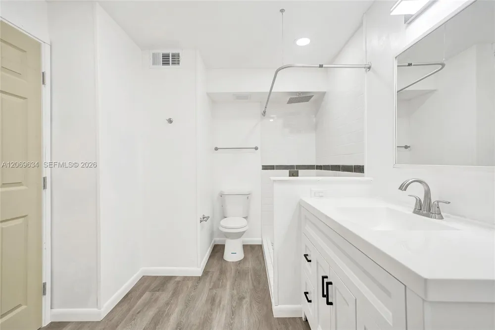 2025 NE 164th St #710 North Miami Beach, FL 33162