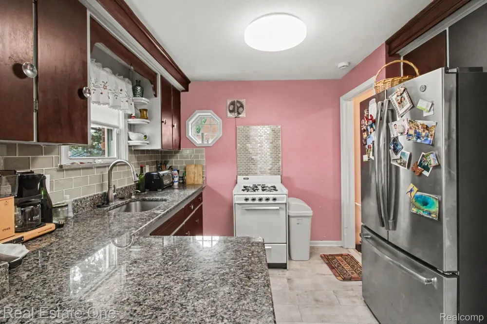 15982 Macarthur Street E Redford Charter Township, MI 48239