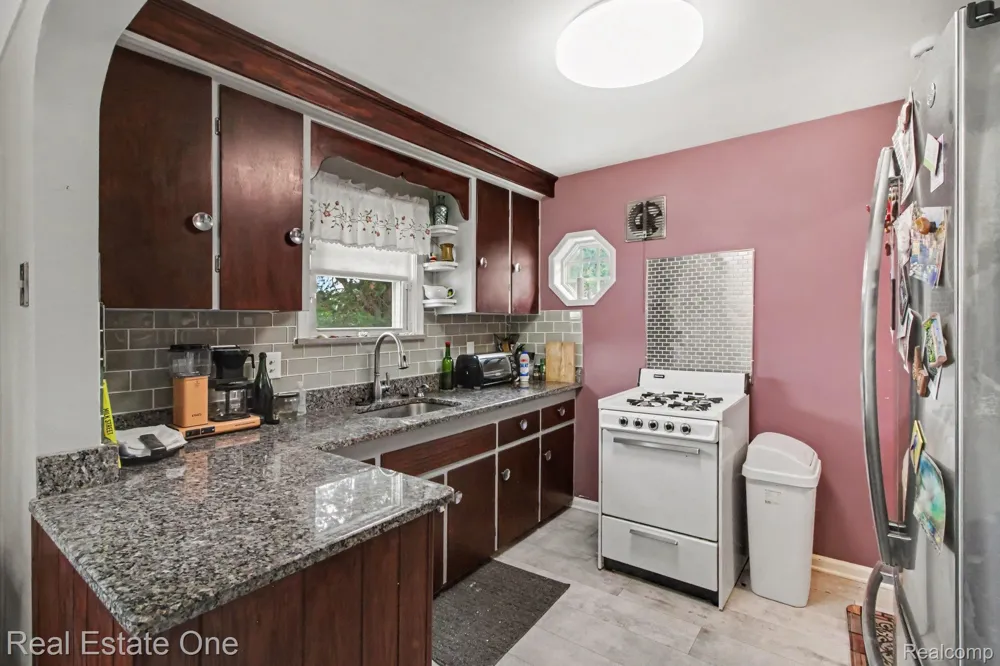 15982 Macarthur Street E Redford Charter Township, MI 48239