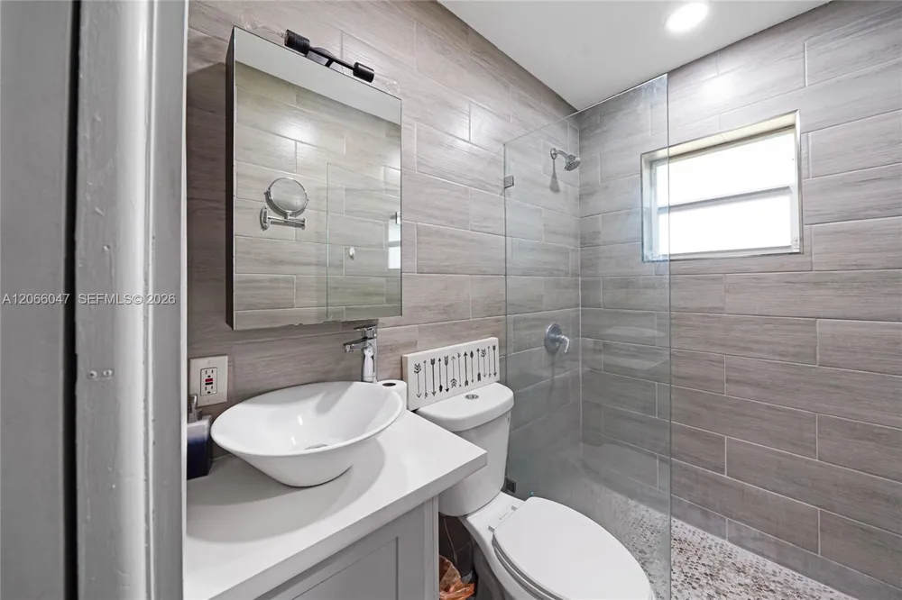 912 NE 9th Ct Pompano Beach, FL 33060