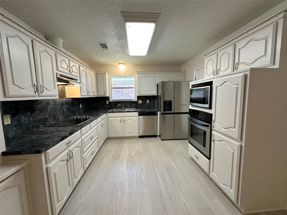 823 Madrid Drive Duncanville, TX 75116