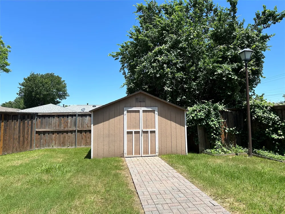 823 Madrid Drive Duncanville, TX 75116