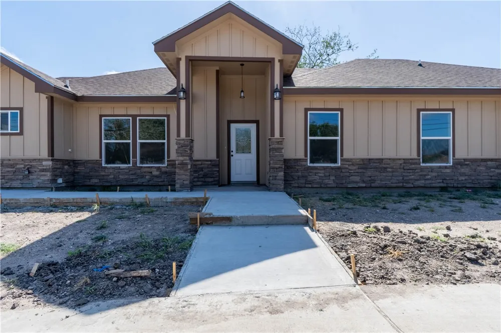 1100 Lucero Street Alice, TX 78332