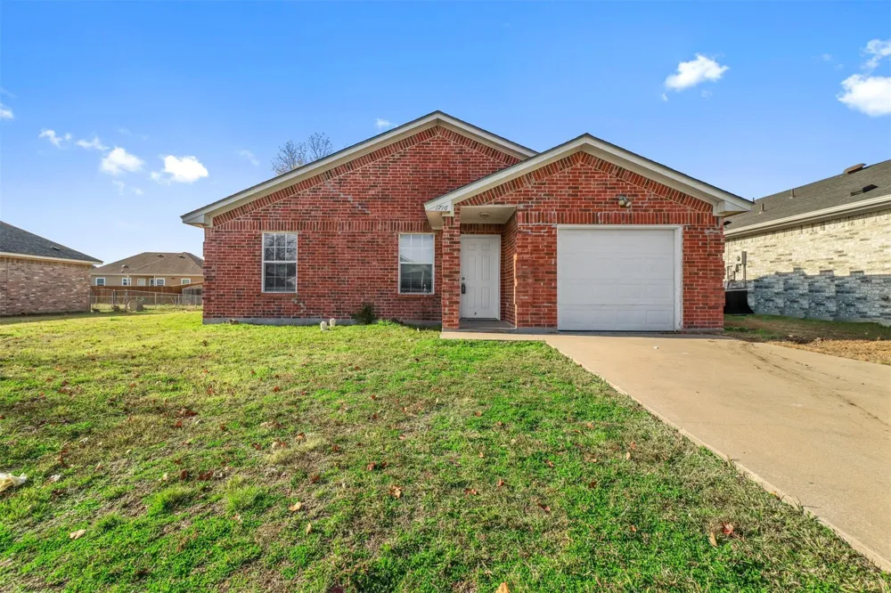 1716 Manor Garden Greenville, TX 75401