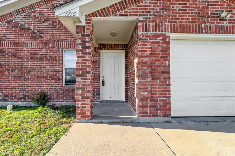 1716 Manor Garden Greenville, TX 75401