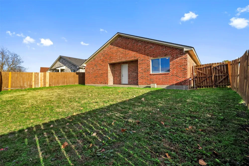 1716 Manor Garden Greenville, TX 75401