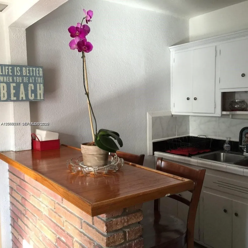 2411 Hayes St Hollywood, FL 33020