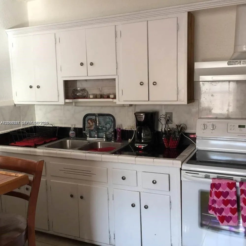 2411 Hayes St Hollywood, FL 33020