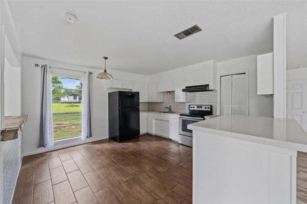 309 Lucy Livingston, TX 77351