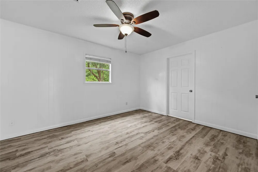 309 Lucy Livingston, TX 77351