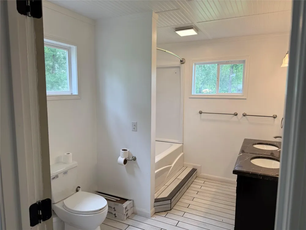 309 Lucy Livingston, TX 77351