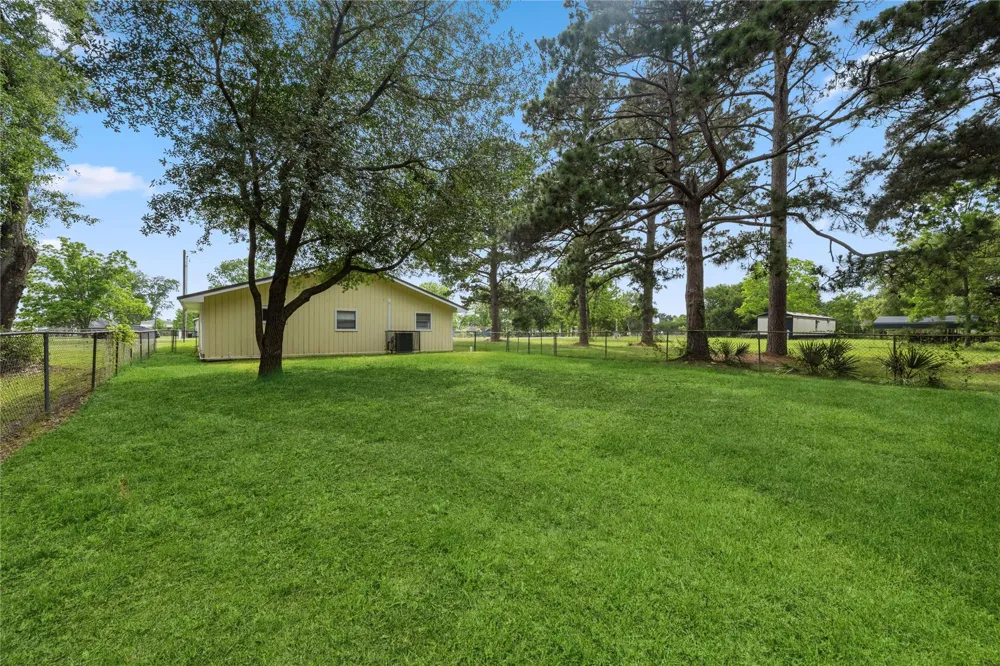 309 Lucy Livingston, TX 77351