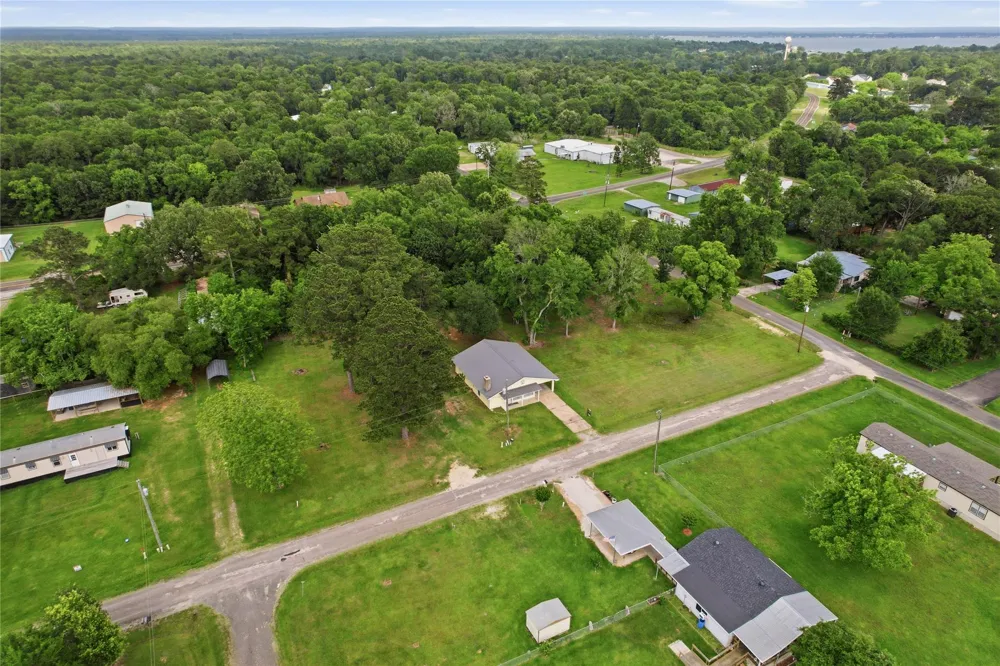 309 Lucy Livingston, TX 77351
