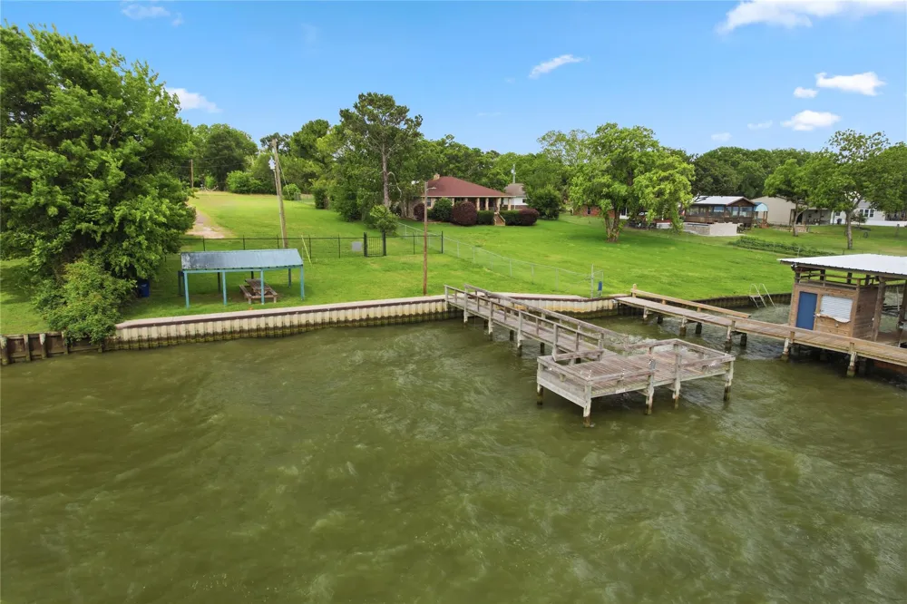 309 Lucy Livingston, TX 77351
