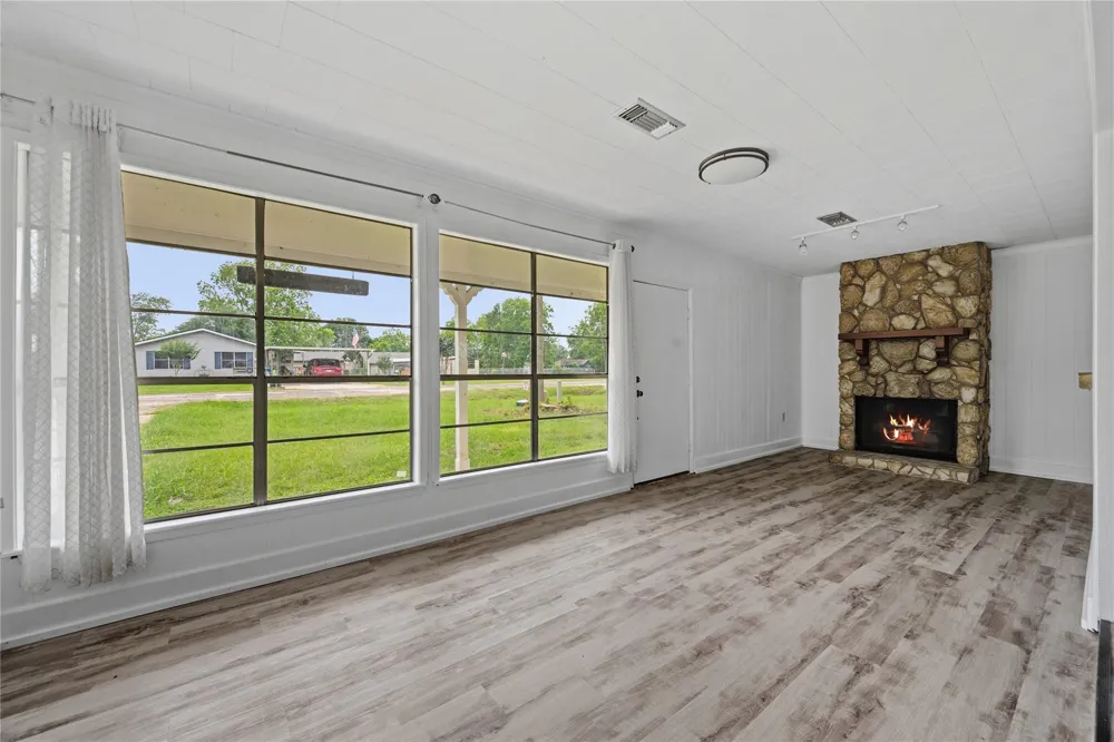 309 Lucy Livingston, TX 77351
