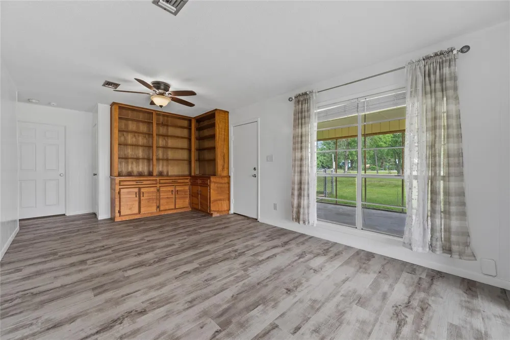 309 Lucy Livingston, TX 77351