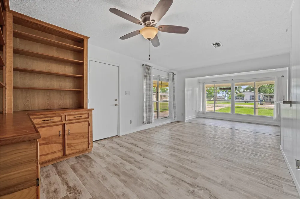 309 Lucy Livingston, TX 77351
