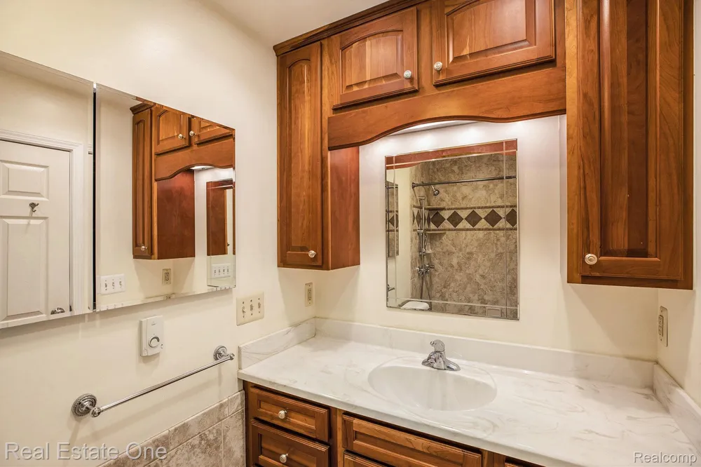 3373 Auburn Drive Troy City, MI 48083