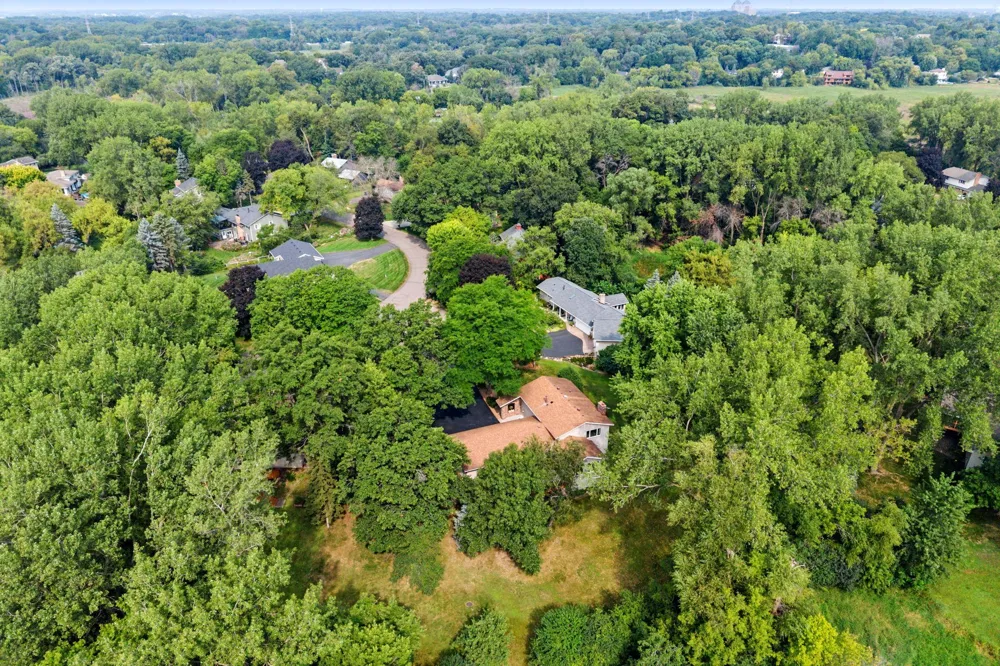 2821 Saddlebrooke Circle Minnetonka, MN 55305