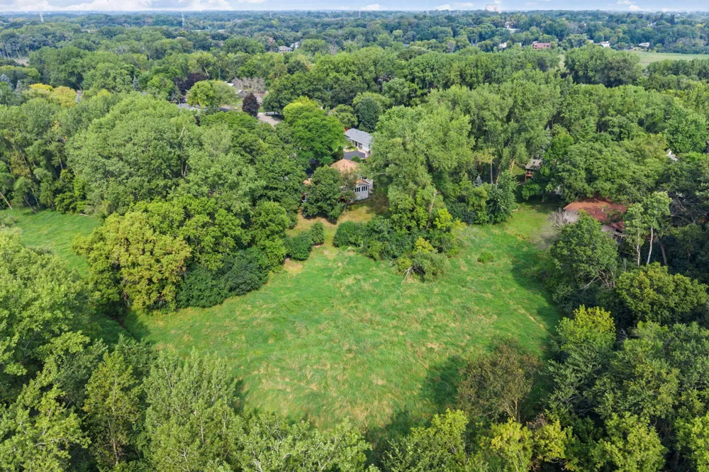 2821 Saddlebrooke Circle Minnetonka, MN 55305