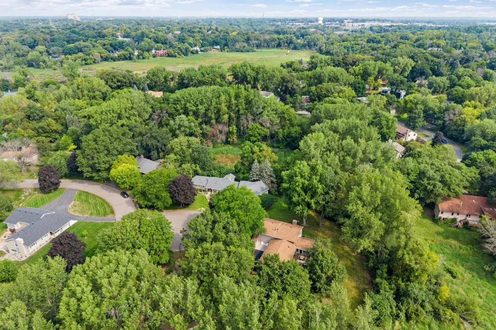2821 Saddlebrooke Circle Minnetonka, MN 55305