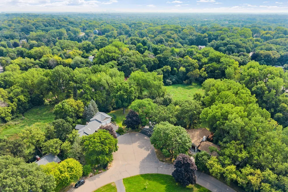 2821 Saddlebrooke Circle Minnetonka, MN 55305