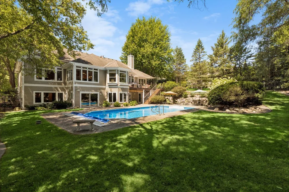 2841 Ella Lane Minnetonka, MN 55305