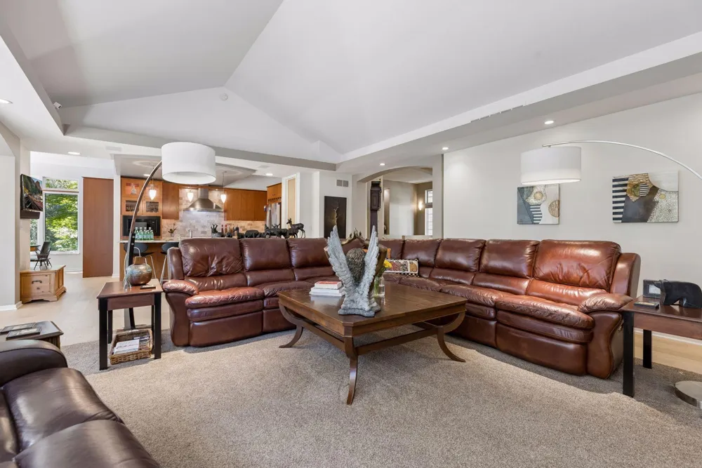 2841 Ella Lane Minnetonka, MN 55305
