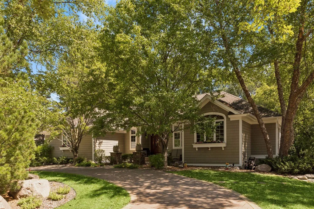 2841 Ella Lane Minnetonka, MN 55305