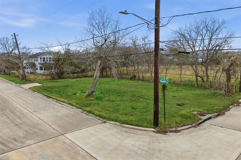 110 W E STREET La Porte, TX 77571