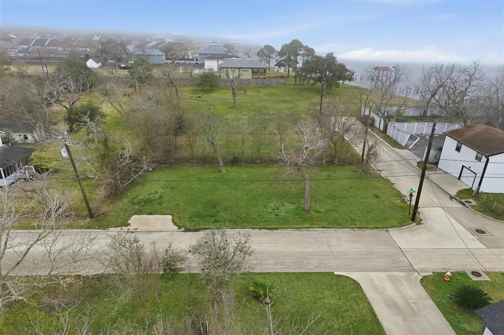 110 W E STREET La Porte, TX 77571