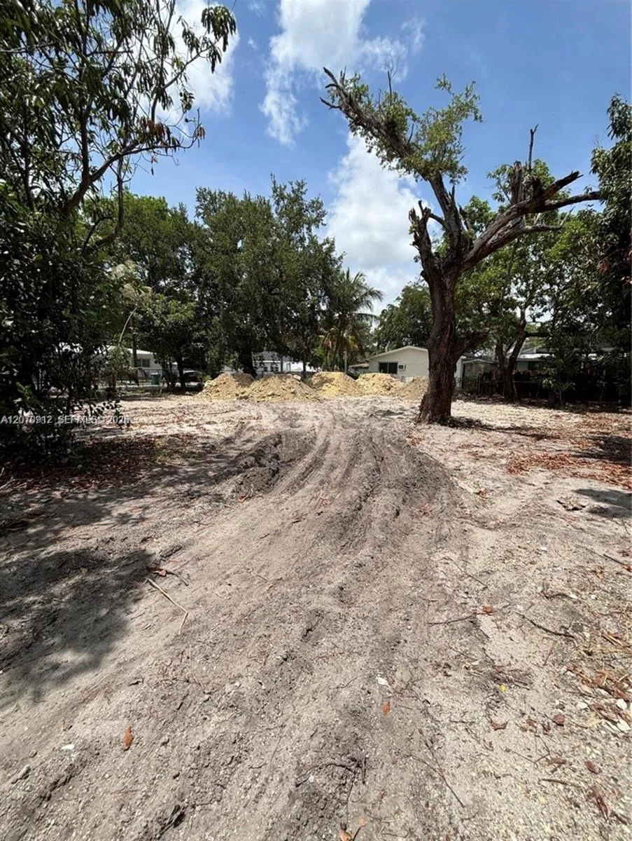 301 NE 58 St Miami, FL 33137