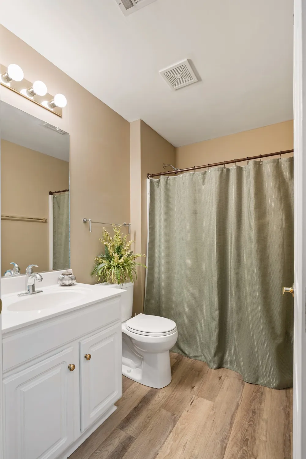 1300 Crofton Park Ct Columbia, TN 38401