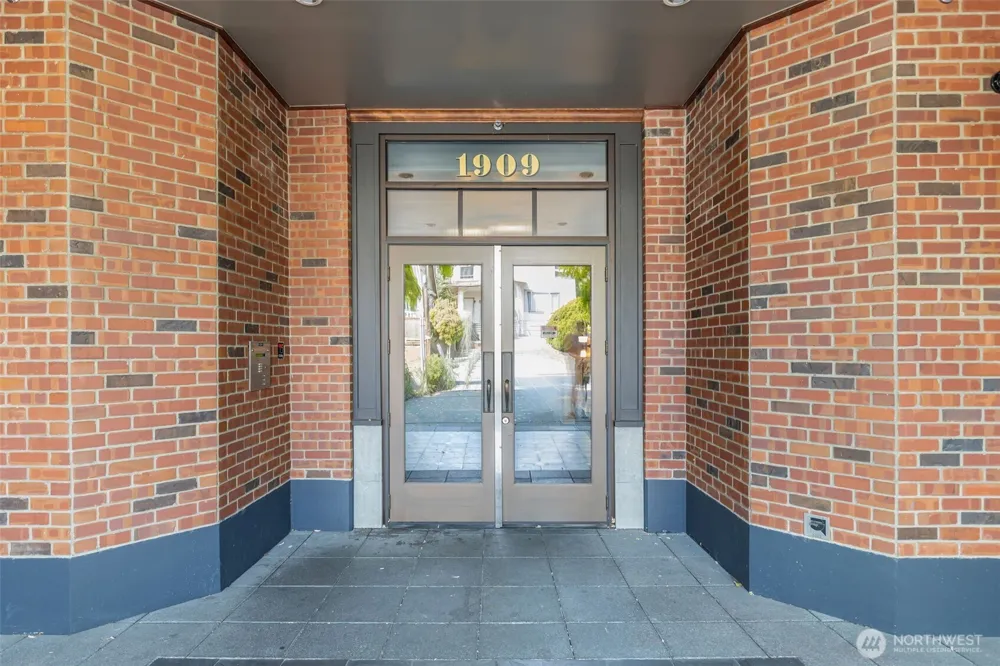 1909 10th Avenue W #206 Seattle, WA 98119