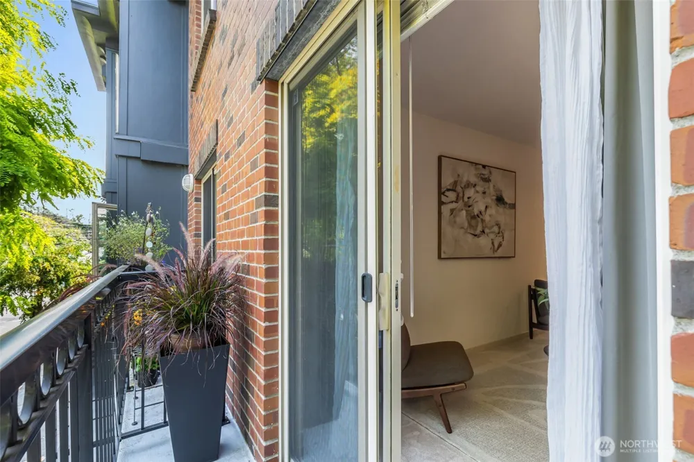 1909 10th Avenue W #206 Seattle, WA 98119