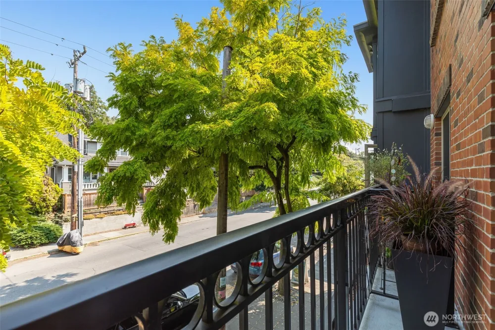 1909 10th Avenue W #206 Seattle, WA 98119