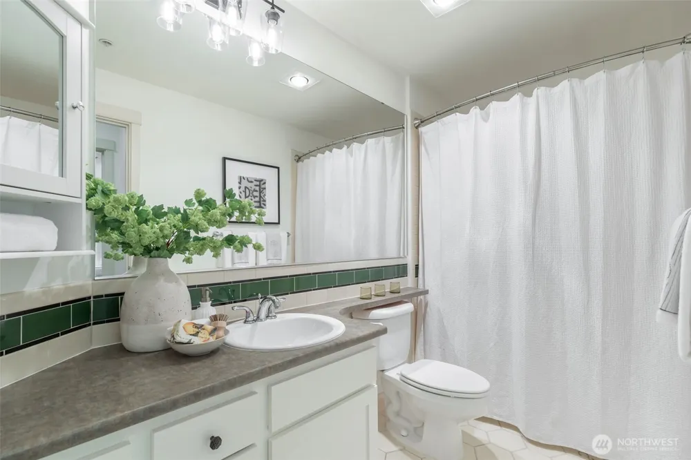 1909 10th Avenue W #206 Seattle, WA 98119
