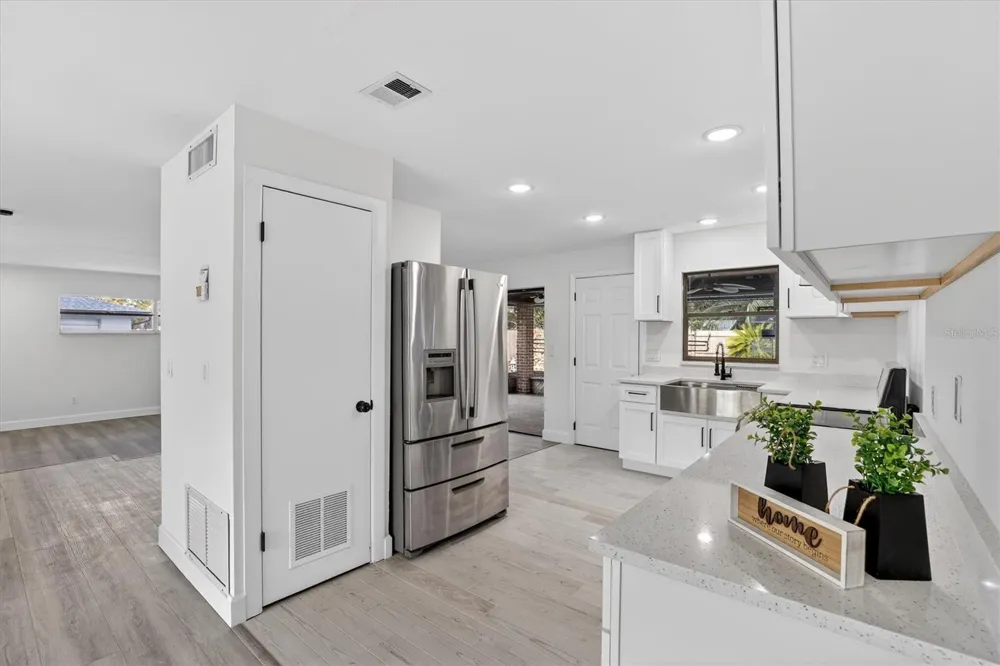 517 HICKORYWOOD AVENUE Altamonte Springs, FL 32714