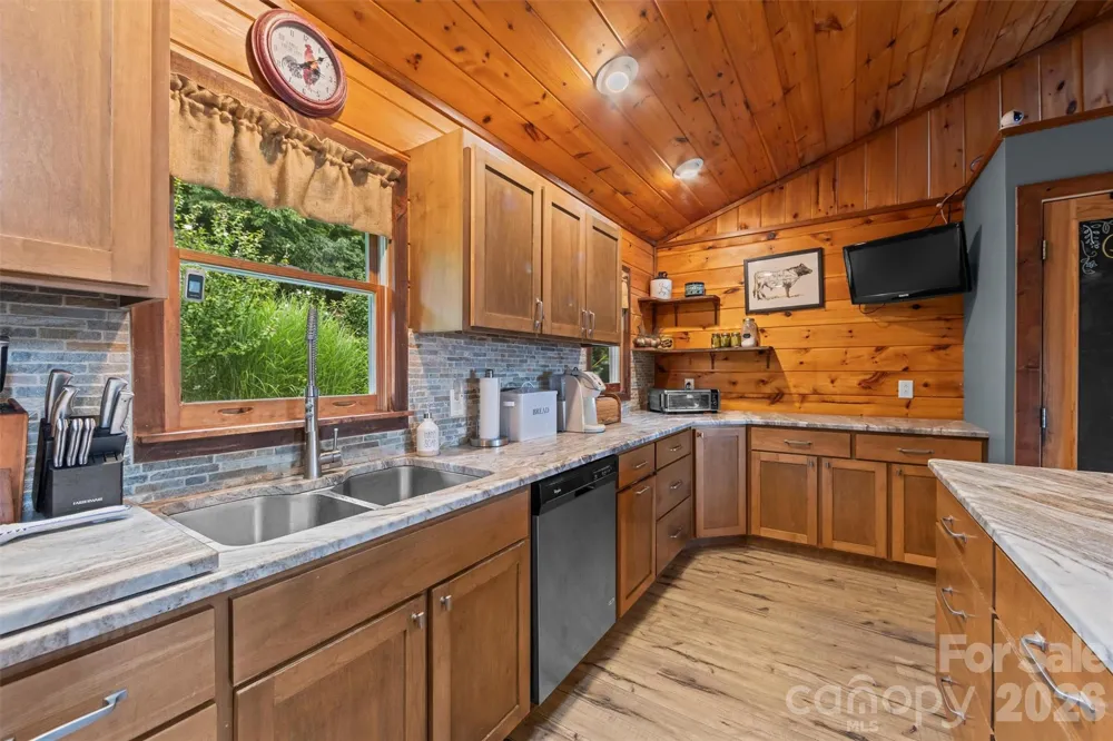 263 Pilgrims Lane Burnsville, NC 28714