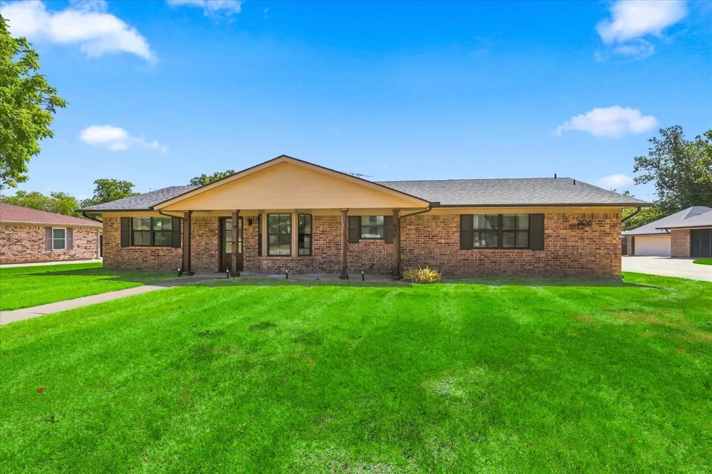 208 Diane Drive Sanger, TX 76266