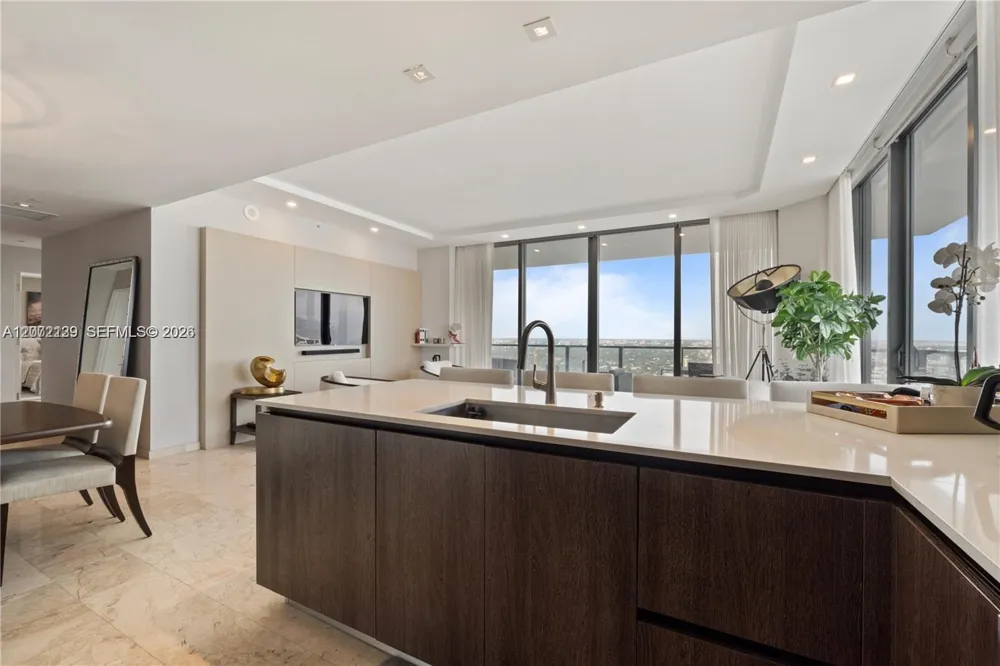 88 SW 7th St #3412 Miami, FL 33130