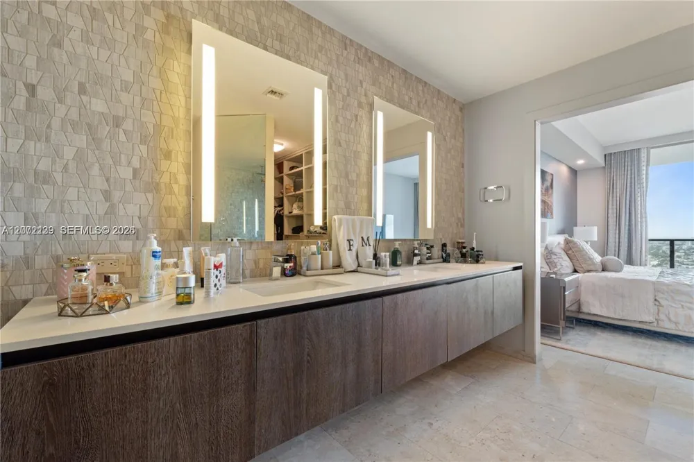 88 SW 7th St #3412 Miami, FL 33130
