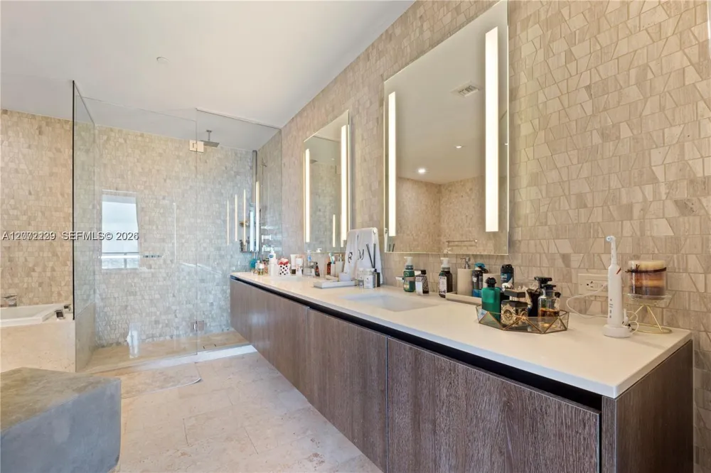 88 SW 7th St #3412 Miami, FL 33130