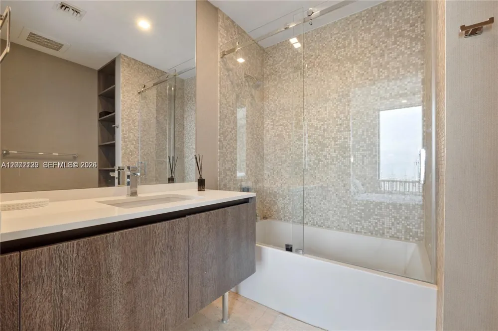 88 SW 7th St #3412 Miami, FL 33130